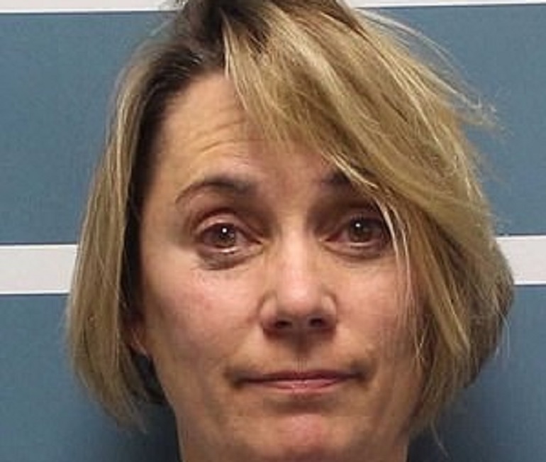 California, prof entra in classe con le forbici e taglia i capelli a uno studente: arrestata