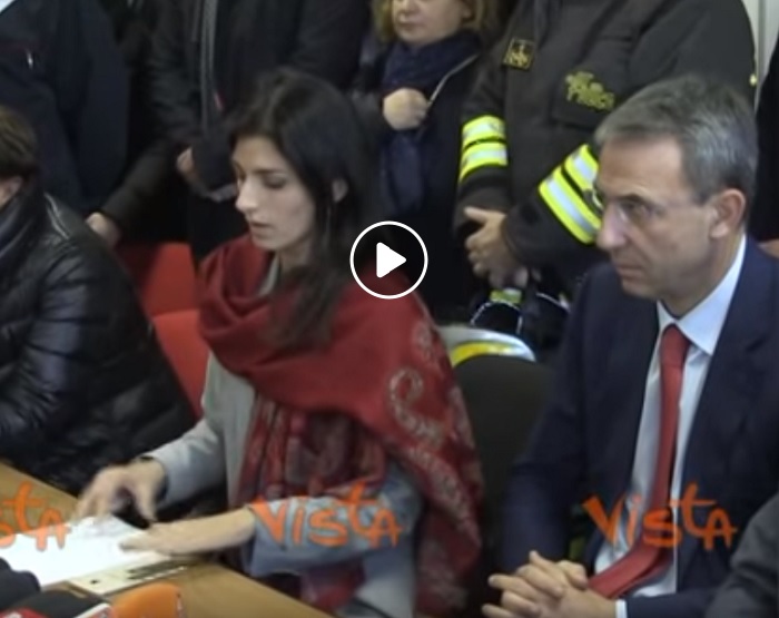 Roma, incendio Tmb Salario: proteste dei cittadini alla conferenza stampa Raggi-ministro Costa
