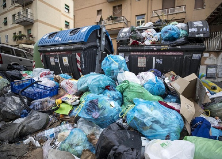 Rifiuti Roma, raggiunto l'accordo per usare l'impianto di Aprilia dopo il rogo al Tmb Salario (foto Ansa)