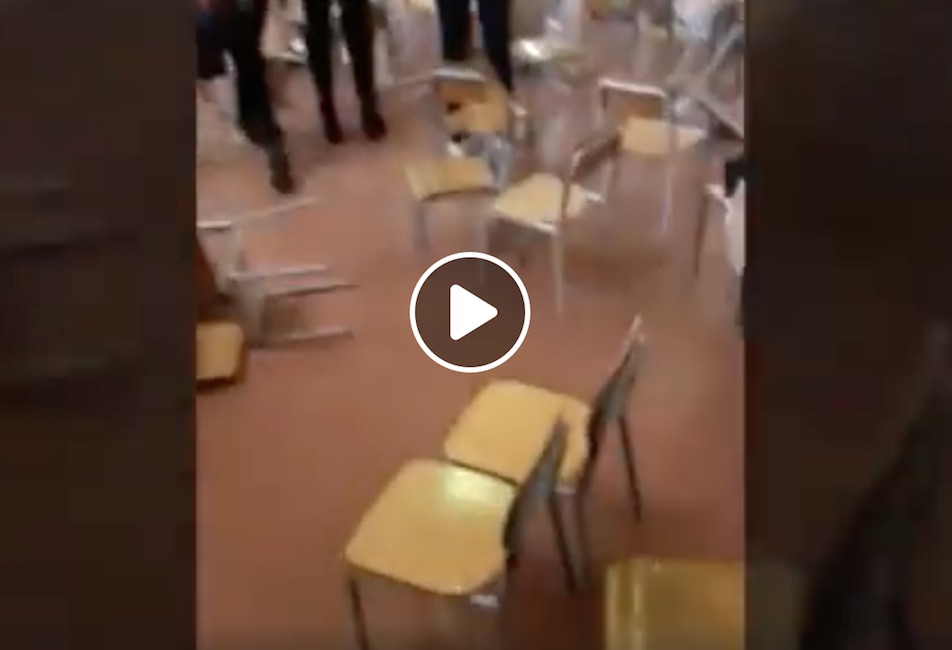 YOUTUBE Recita di Natale finisce in rissa: calci e pugni tra 2 mamme, fuggi fuggi generale