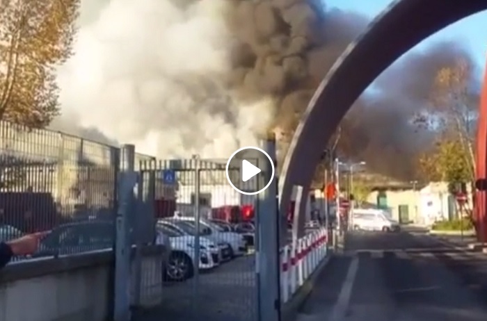 Roma, incendio Tmb Salario: il rogo visto dall'ingresso dell'impanto