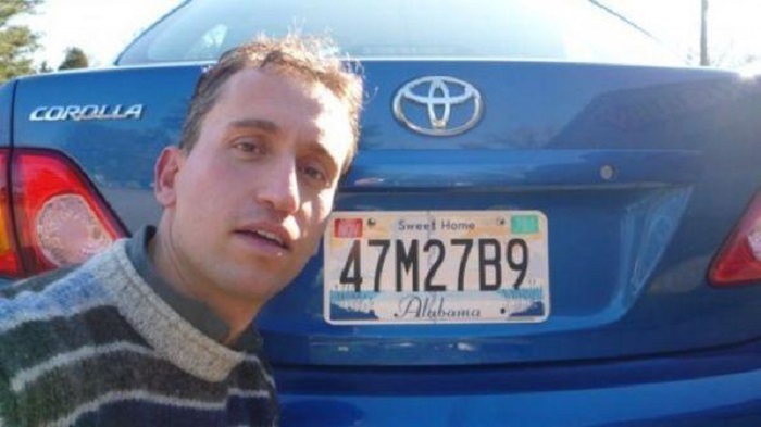 Bologna, rom gli occupano la casa: "Pago il mutuo e vivo in garage"