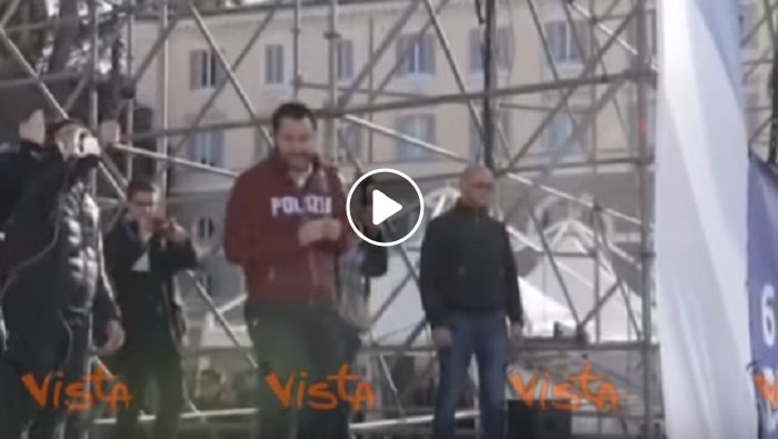 Matteo Salvini con la felpa della Polizia a Piazza del Popolo alla manifestazione della Lega VIDEO
