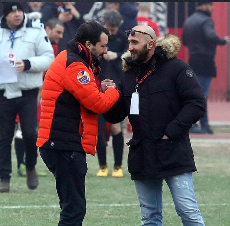 Salvini alla festa della curva del Milan (foto Ansa)