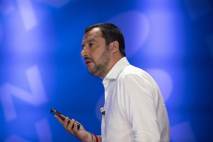 Salvini twitta: "Arrestati 15 mafiosi nigeriani", il pm Spataro: "Taci, intralci le indagini in corso"