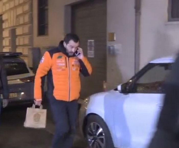 Salvini esce dal vertice di maggioranza e va a comprare il sushi