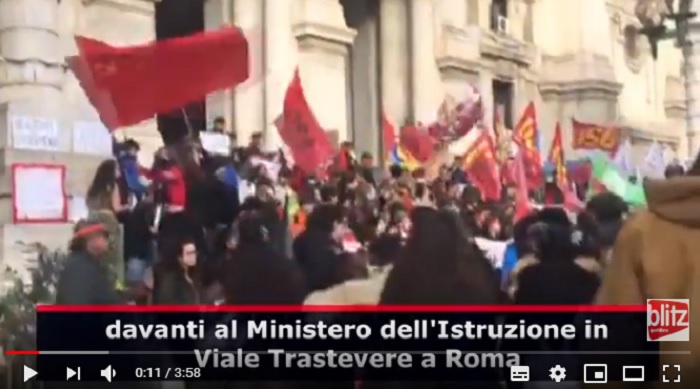 Scuola e alternanza lavoro: la protesta di studenti e docenti precari che non ne possono più VIDEO