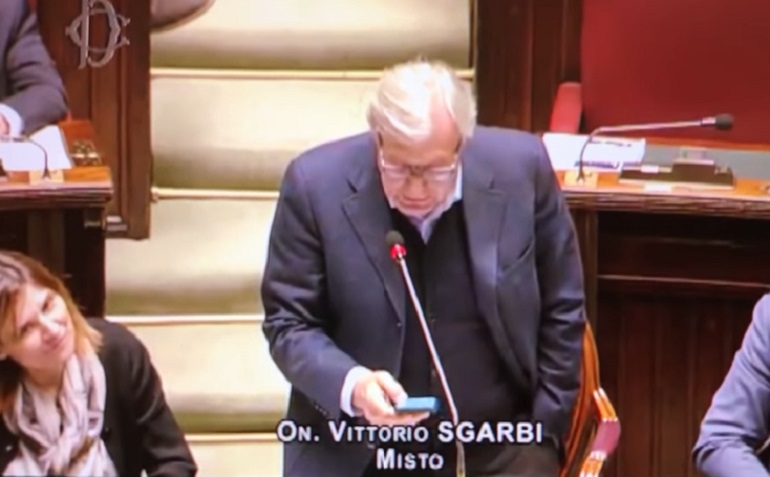 YOUTUBE Manovra, Sgarbi: "Voterò questa iniqua legge mentre voi precipitate"