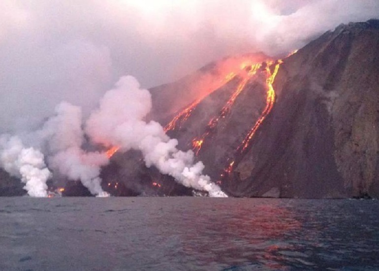 Stromboli riprende attività. Gli esperti: "Conferma il collegamento con l'Etna" (foto Ansa)