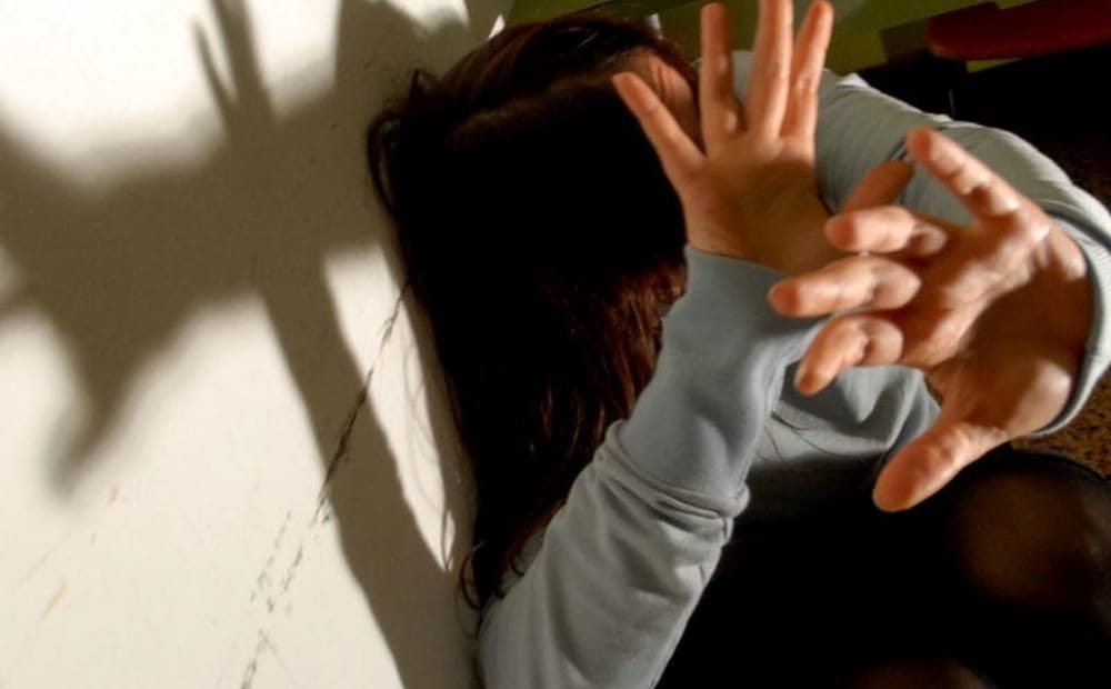 Sorrento, venduta dall'amica per 100 euro, drogata e stuprata. Arrestati un uomo e una donna