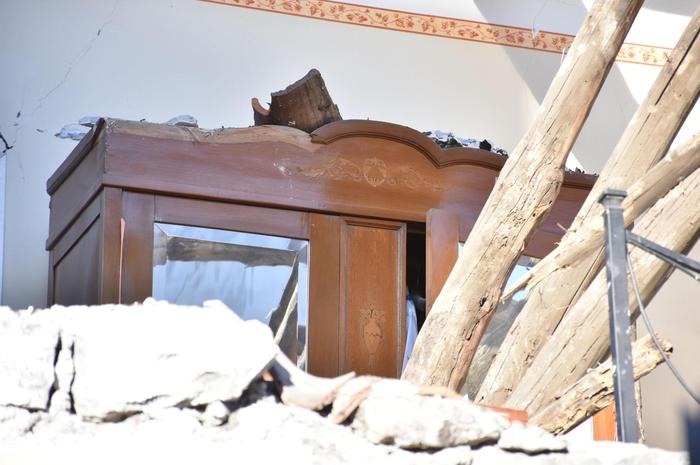 Terremoto vicino Catania: 600 sfollati in albergo. Chi ha paura (ma casa sana) dorme nei palazzetti