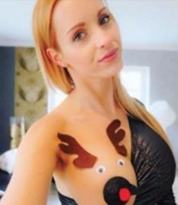 la maglietta con le corna di renna e il buco 5