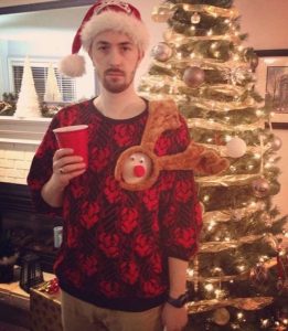 la maglietta con le corna di renna e il buco 3