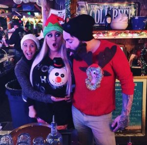 la maglietta con le corna di renna e il buco 4