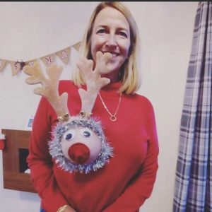 la maglietta con le corna di renna e il buco 1