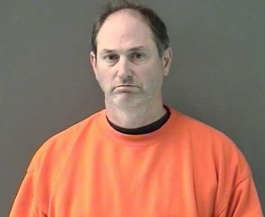 Prof di informatica a lezione sbaglia il tasto del pc e mostra agli studenti immagini di bambine