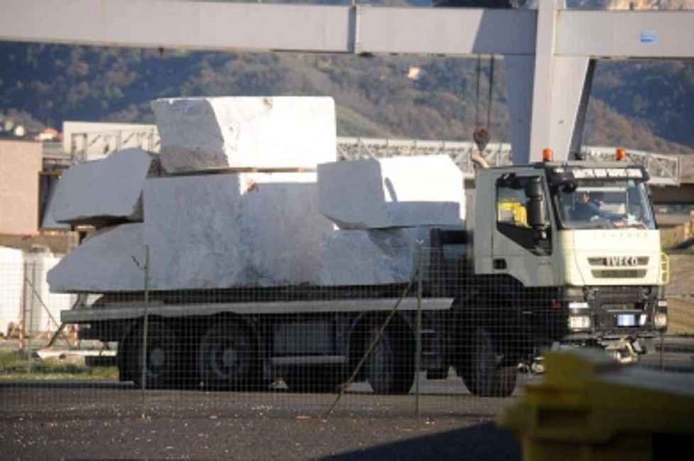 Brescia, Tir sbanda sul ghiaccio e perde blocco di marmo da 289 quintali