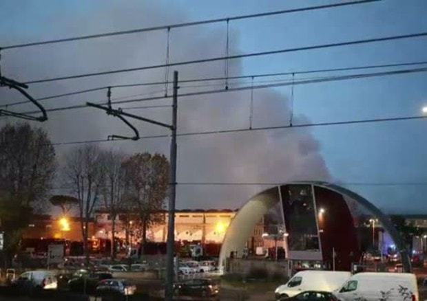 Roma, Natale sotto la "monnezza": oggi la nube tossica del Tmb Salario, domani montagne di rifiuti per strada