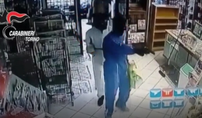 Leini torino rapina tabaccheria