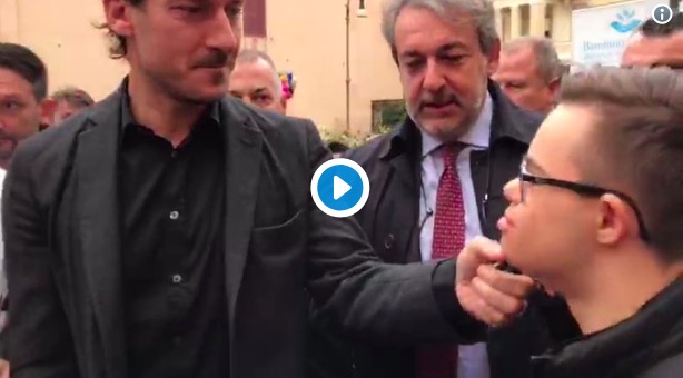 Totti, visita a sorpresa al Bambino Gesù. Poi l'annuncio: "Vi aiuterò a costruire un nuovo ospedale"