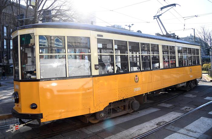 Milano, conducente ha un malore: tram contro due auto. Quattro feriti