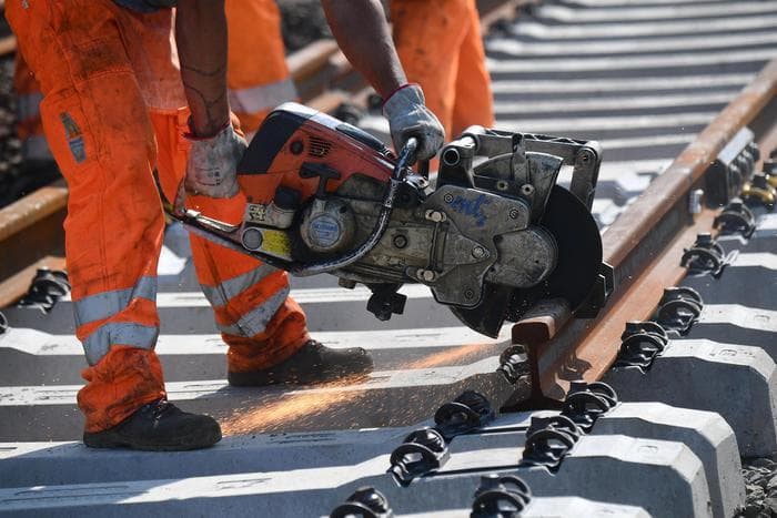 Fiorenzuola d'Arda (Piacenza), operaio al lavoro sui binari muore travolto da un treno