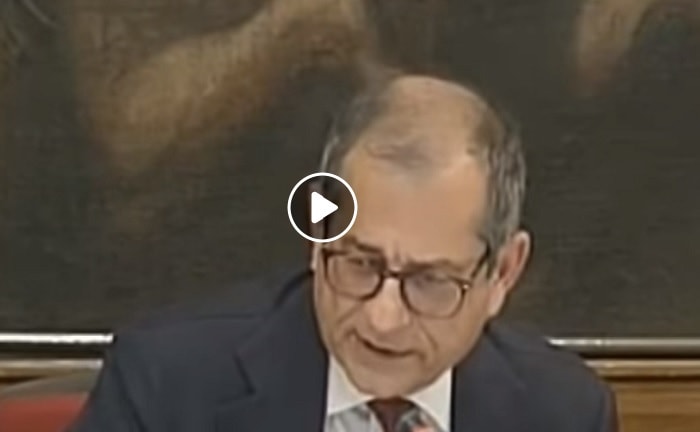 Brunetta lo interrompe, Tria lo zittisce: "Poi ci accapigliamo in privato"2
