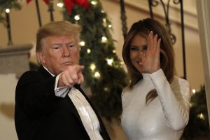 Melania Trump, abito bianco troppo aderente 1