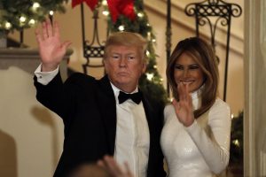 Melania Trump, abito bianco troppo aderente 10