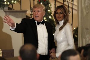 Melania Trump, abito bianco troppo aderente 2