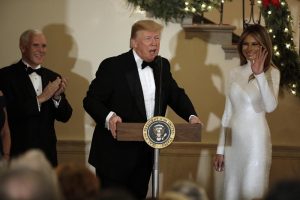 Melania Trump, abito bianco troppo aderente 3