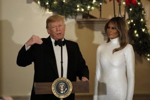 Melania Trump, abito bianco troppo aderente 6