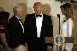 Melania Trump, abito bianco troppo aderente 7