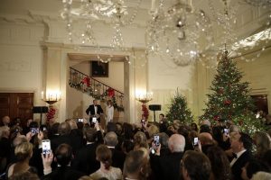 Melania Trump, abito bianco troppo aderente 9