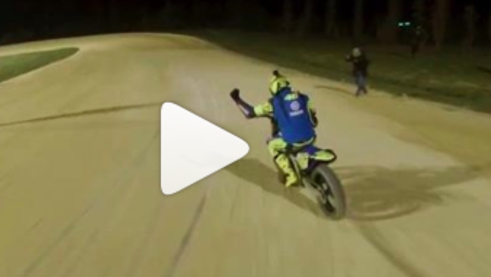 Valentino Rossi, doloroso infortunio durante “La 100 km dei Campioni”. Poi il trionfo