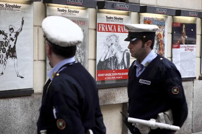 Milano: due vigili urbani aggrediti da ambulante senegalese in centro