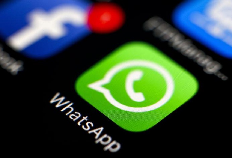 WhatsApp, terza spunta blu in arrivo? No, è solo una bufala (foto Ansa)