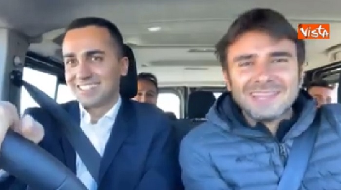 Di Maio e Di Battista scherzano in macchina in viaggio per Strasburgo con il vicepresidente del Consiglio alla guida VIDEO (video Vista)