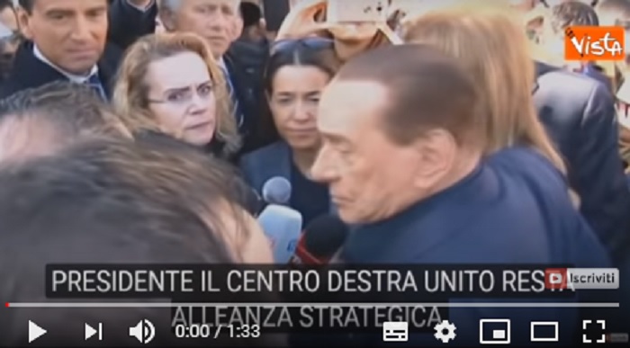 Silvio Berlusconi dichiara alla stampa: "Mi candido alle Europee" VIDEO