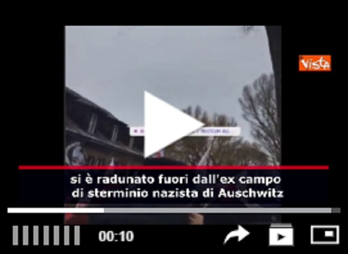 Auschwitz: un gruppo di estrema destra protesta contro il governo fuori dal campo di sterminio nel Giorno della Memoria VIDEO (di Vista)