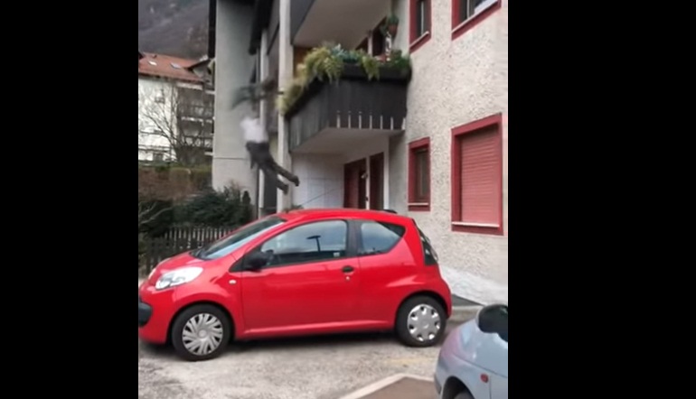 YOUTUBE Litiga con un uomo in strada e nella foga... cade dal balcone