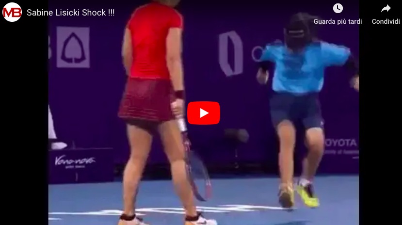 YouTube, Sabine Lisicki spaventata da insetto: raccattapalle lo schiaccia senza pietà