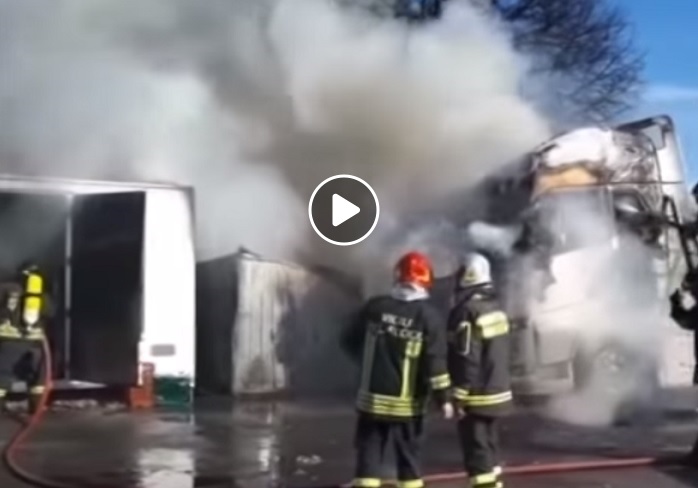 Acireale, deposito di camion in fiamme, intervengono i Vigli del Fuoco