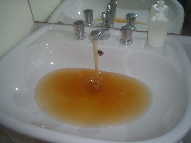 Acqua sporca o piena di ruggine dal rubinetto? Tariffa ridotta, la sentenza