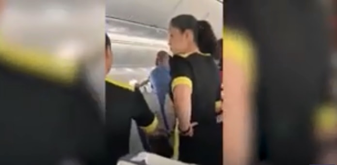 Passeggero scatena rissa a bordo: l'aereo torna indietro, per lui finisce male