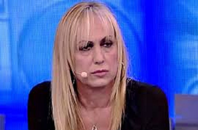 "Amici", Maria De Filippi prende in giro la Celentano: "Ormai ha perso la testa..."