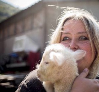 Terremoto in Centro Italia, Enel e Legambiente danno una stalla nuova alla allevatrice colpita dal sisma