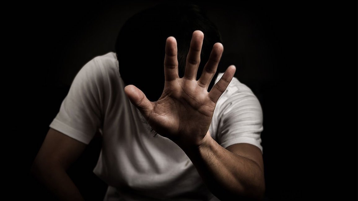 Pisa, lanciano candeggina in faccia all'ambulante e scappano