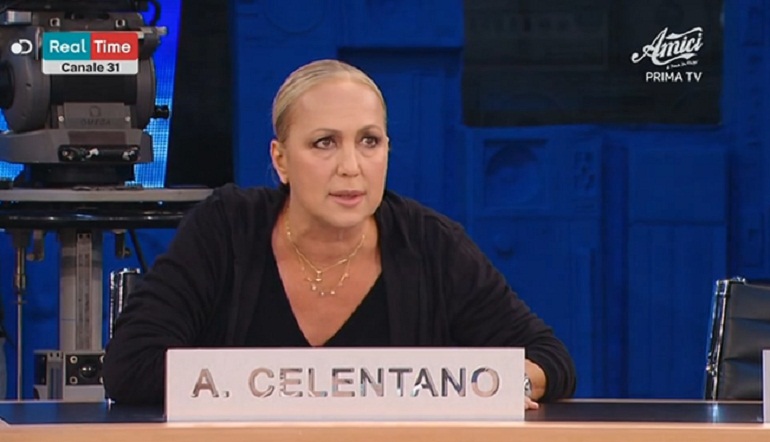 "Amici", squilla un cellulare e Alessandra Celentano si infuria