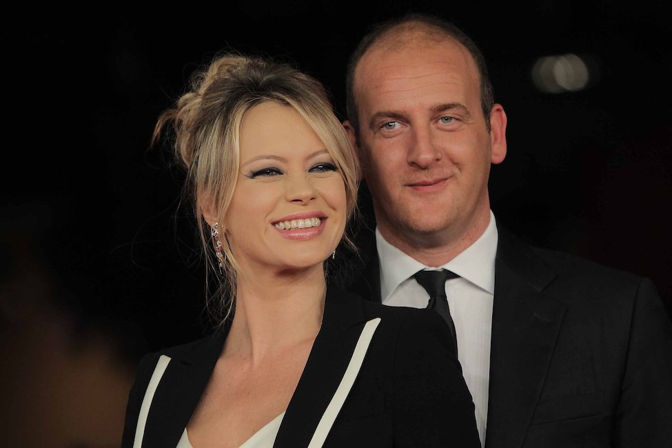 Anna Falchi e il fidanzato a letto influenzato: "Gli ho messo anche la supposta"